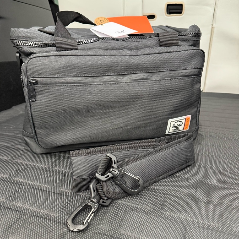 BNWT Herschel Pop Quiz 30 Pack Cooler | Insulated - Black / Silver